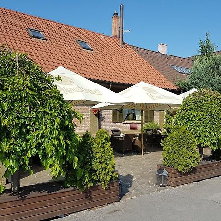 Barock Restaurant & Pension Топольчани Экстерьер фото