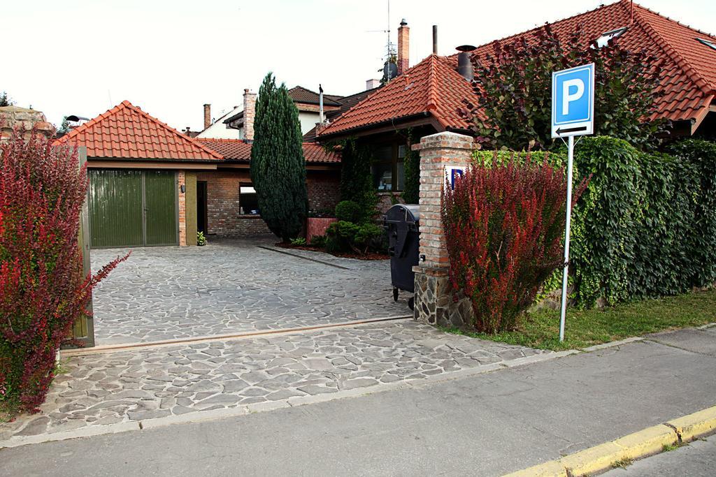 Barock Restaurant & Pension Топольчани Экстерьер фото