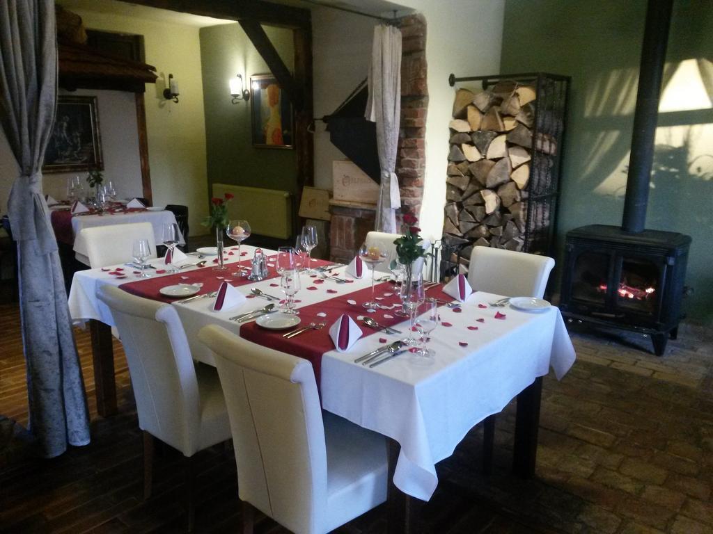 Barock Restaurant & Pension Топольчани Экстерьер фото