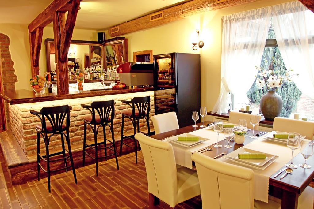 Barock Restaurant & Pension Топольчани Экстерьер фото