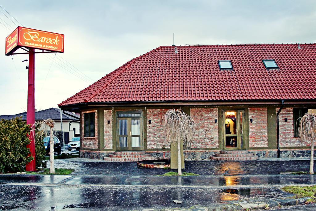 Barock Restaurant & Pension Топольчани Экстерьер фото