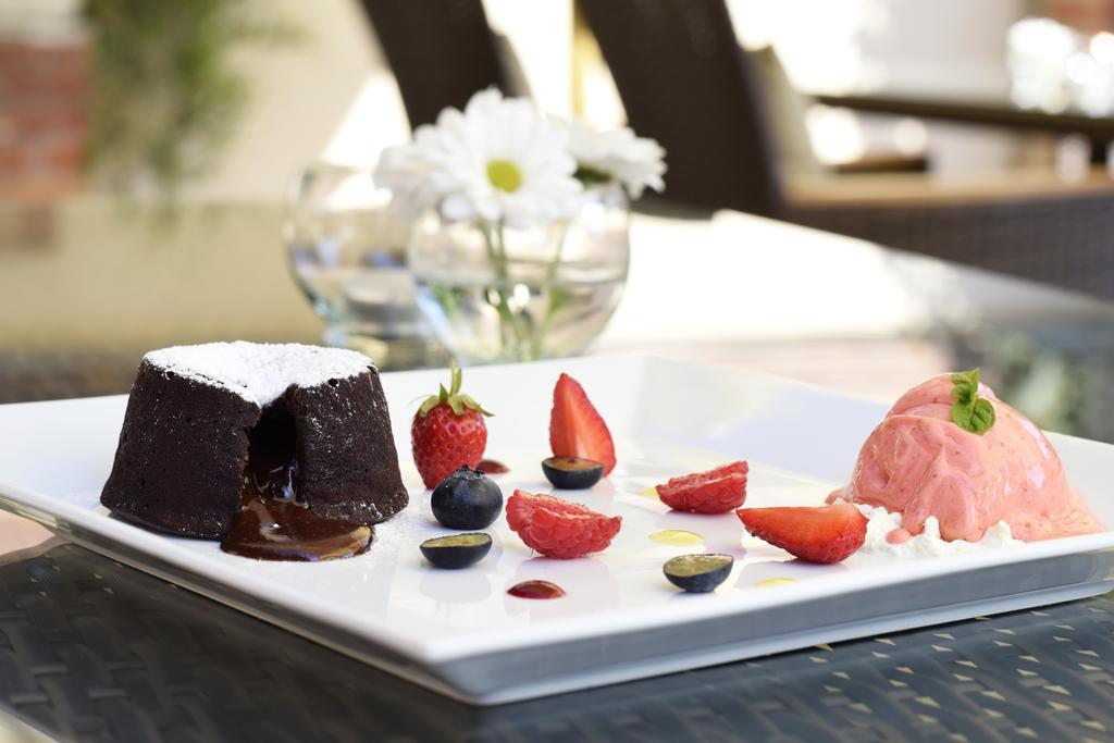 Barock Restaurant & Pension Топольчани Экстерьер фото