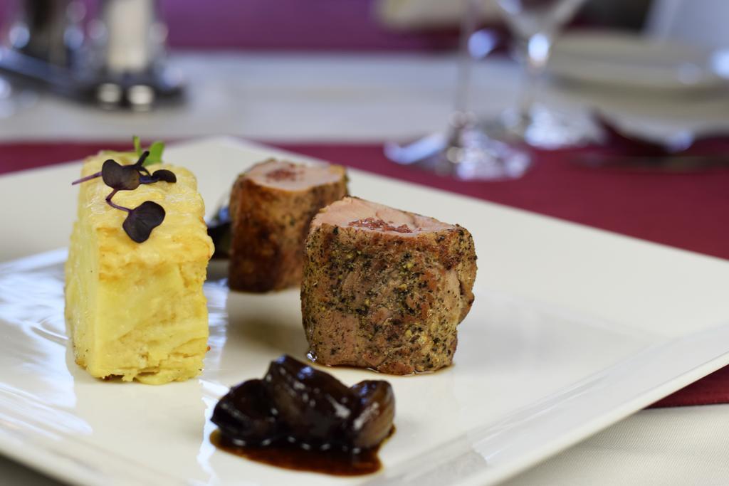 Barock Restaurant & Pension Топольчани Экстерьер фото