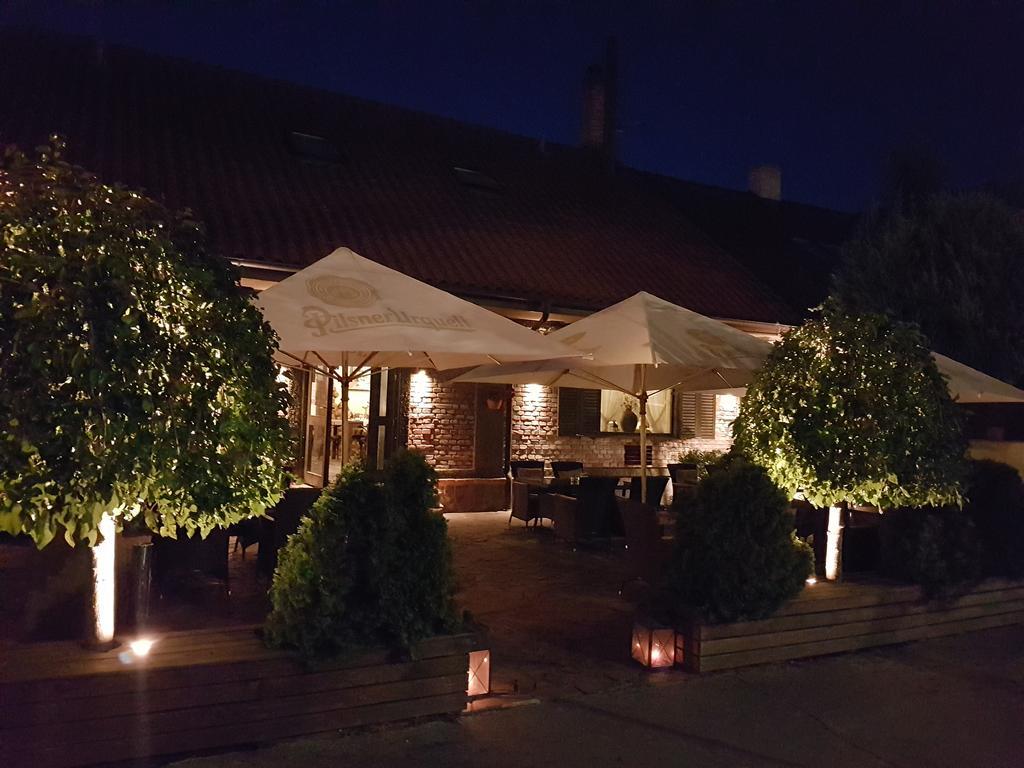 Barock Restaurant & Pension Топольчани Экстерьер фото
