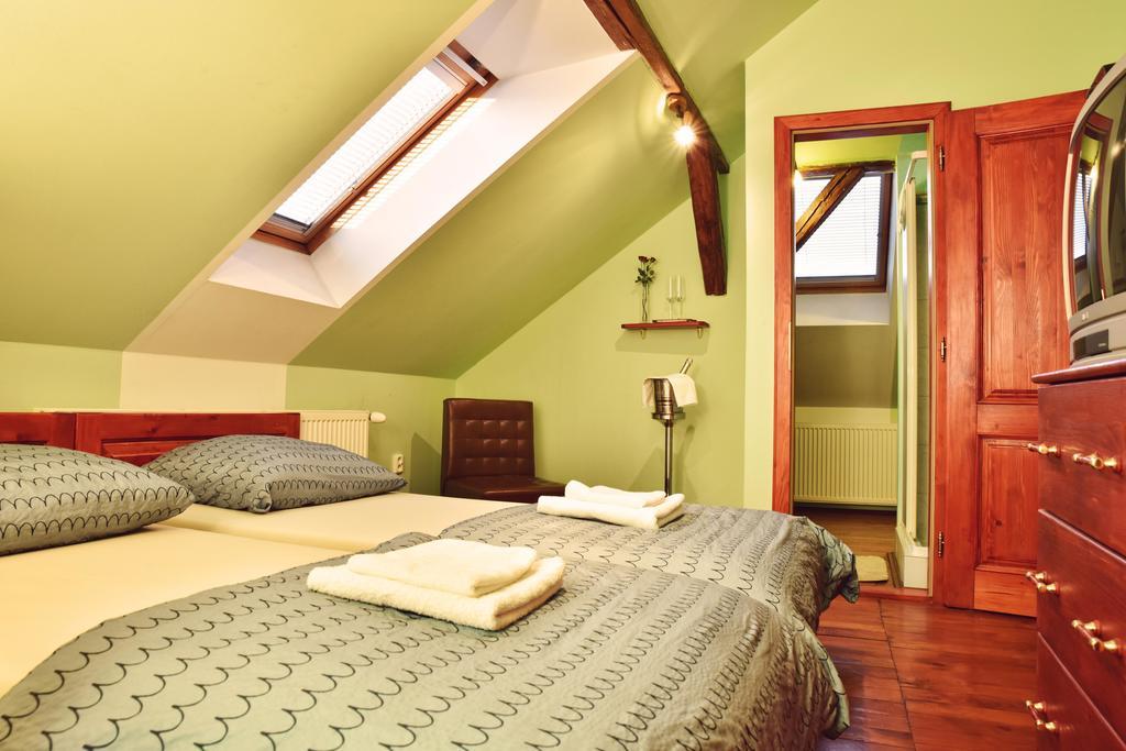 Barock Restaurant & Pension Топольчани Экстерьер фото